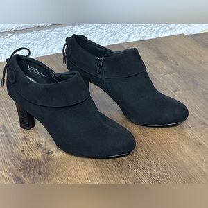 Coach and Four Black Suede Cuffed Ankle Booties with Bow‎ womens. Size 9